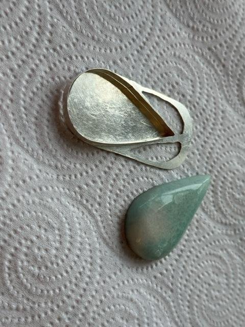 Shaped stone and setting